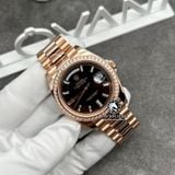 Đồng Hồ Rolex Day-Date 40mm 228235 Rep 1:1 Chế Tác Vỏ Vàng Khối 18K Niềng Bezel Độ Kim Cương Thiên Nhiên Mặt Đen Cọc Số Kim Cương Thiên Nhiên Baguette Dây Kim Loại