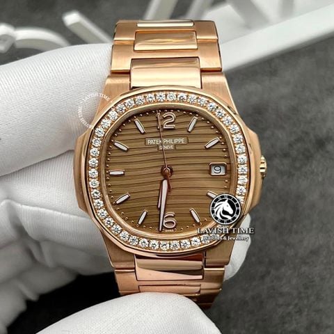 Đồng Hồ Patek Philippe Nautilus 7010/1R-012 Rep 1:1 Chế Tác Vỏ Vàng Khối 18K Niềng Bezel Độ Kim Cương Thiên nhiên Mặt Nâu Dây Kim Loại