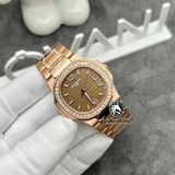 Đồng Hồ Patek Philippe Nautilus 7010/1R-012 Rep 1:1 Chế Tác Vỏ Vàng Khối 18K Niềng Bezel Độ Kim Cương Thiên nhiên Mặt Nâu Dây Kim Loại