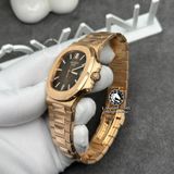 Đồng Hồ Patek Philippe Nautilus 5712R-001 Rep 1:1 Chế Tác Vỏ Vàng Khối 18K Mặt Nâu Dây Kim Loại