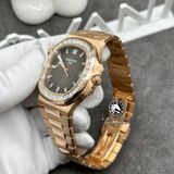 Đồng Hồ Patek Philippe Nautilus 5723/1R-010 Rep 1:1 Chế Tác Vỏ Vàng Khối 18K Niềng Bezel Đính Kim Cương Thiên Nhiên Mặt Nâu Dây Kim Loại