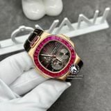 Đồng Hồ Patek Philippe Nautilus 5724/12R Rep 1:1 Chế Tác Vỏ Vàng Khối 18K Niềng Bezel Đính Ruby Hồng Dây Da