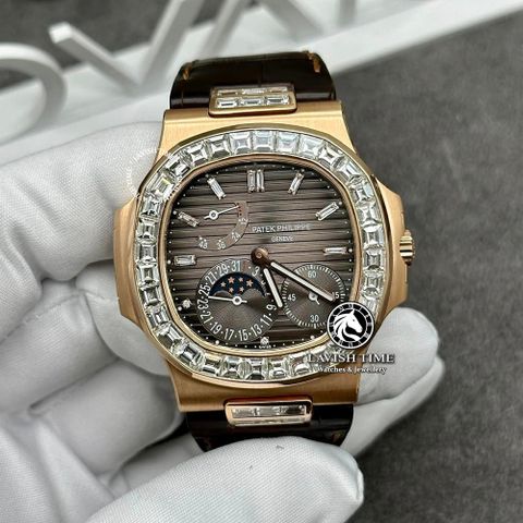 Đồng Hồ Patek Philippe Nautilus 5724R-001 Rep 1:1 Chế Tác Vỏ Vàng Khối 18K Niềng Bezel Đính Kim Cương Thiên Nhiên Mặt Nâu Dây Da