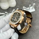 Đồng Hồ Patek Philippe Nautilus 5724R-001 Rep 1:1 Chế Tác Vỏ Vàng Khối 18K Niềng Bezel Đính Kim Cương Thiên Nhiên Mặt Nâu Dây Da