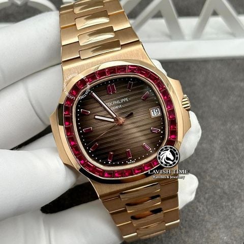 Đồng Hồ Patek Philippe Nautilus 5723/112R-001 Rep 1:1 Chế Tác Vỏ Vàng Khối 18K Niềng Bezel Đính Ruby Hồng Mặt Nâu Dây Kim Loại