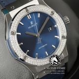 Đồng Hồ Hublot Classic Fusion 42mm Rep 1:1 Chế Tác Vỏ Bạc Niềng Đính Đá Mặt Số Xanh Dương Chải Tia 542.NX.7170.LR