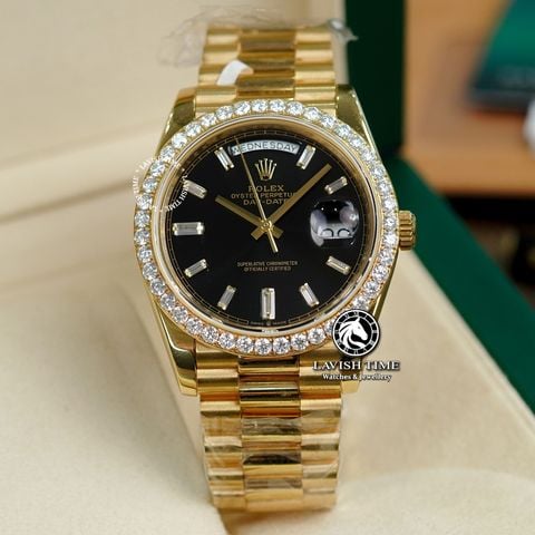 Đồng Hồ Rolex Day-Date 40mm 228235 Rep 1:1 Chế Tác Vỏ Vàng Khối 18K Niềng Bezel Độ Kim Cương Thiên Nhiên Mặt Đen Cọc Số Đính Đá Baguette Dây Kim Loại