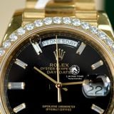 Đồng Hồ Rolex Day-Date 40mm 228235 Rep 1:1 Chế Tác Vỏ Vàng Khối 18K Niềng Bezel Độ Kim Cương Thiên Nhiên Mặt Đen Cọc Số Đính Đá Baguette Dây Kim Loại