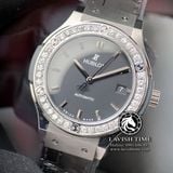 Đòng Hồ Hublot Classic Fusion 38mm Rep 1:1 Chế Tác Vỏ Bạc Độ Niềng Kim Cương Thiên Nhiên Mặt Đen Dây Da 565.NX.1470.LR.1204