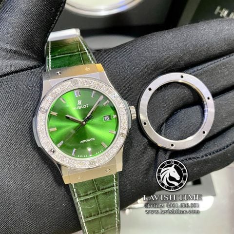 Đồng Hồ Hublot Classic Fusion 42mm Rep 1:1 Chế Tác Vỏ Bạc Độ Niềng Kim Cương Thiên Nhiên Mặt Số Xanh Lá Chải Tia Dây Da 542.NX.8970.LR