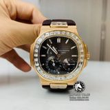 Đồng Hồ Patek Philippe Nautilus 5724R-001 Rep 1:1 Chế Tác Vỏ Vàng Khối 18K Niềng Bezel Đính Kim Cương Thiên Nhiên Mặt Nâu Dây Da