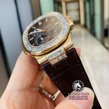 Đồng Hồ Patek Philippe Nautilus 5724R-001 Rep 1:1 Chế Tác Vỏ Vàng Khối 18K Niềng Bezel Đính Kim Cương Thiên Nhiên Mặt Nâu Dây Da