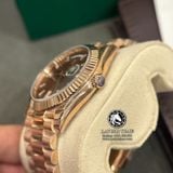 Đồng Hồ Rolex Day-Date 40mm 228235-0003 Rep 1:1 Cao Cấp Vỏ Vàng Hồng Mặt Nâu Cọc Số Đính Đá Baguette Dây Kim Loại