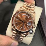 Đồng Hồ Rolex Day-Date 40mm 228235-0003 Rep 1:1 Cao Cấp Vỏ Vàng Hồng Mặt Nâu Cọc Số Đính Đá Baguette Dây Kim Loại
