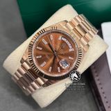 Đồng Hồ Rolex Day-Date 40mm 228235-0003 Rep 1:1 Cao Cấp Vỏ Vàng Hồng Mặt Nâu Cọc Số Đính Đá Baguette Dây Kim Loại