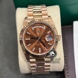 Đồng Hồ Rolex Day-Date 40mm 228235-0003 Rep 1:1 Cao Cấp Vỏ Vàng Hồng Mặt Nâu Cọc Số Đính Đá Baguette Dây Kim Loại