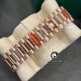 Đồng Hồ Rolex Day-Date 40mm 228235-0003 Rep 1:1 Cao Cấp Vỏ Vàng Hồng Mặt Nâu Cọc Số Đính Đá Baguette Dây Kim Loại