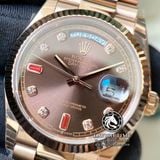 Đồng Hồ Rolex Day-Date 36mm 118235 Rep 1:1 Cao Cấp Vỏ Vàng Hồng Mặt Nâu Chocolate Cọc Số Đính Đá Và Ruby Đỏ Dây Kim Loại