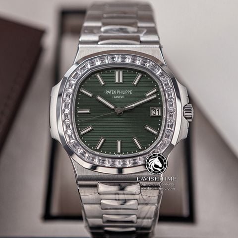 Đồng Hồ Patek Philippe Nautilus 5711/1300A-001 Rep 1:1 Chế Tác Vỏ Bạc Niềng Bezel Đính Đá Baguette Mặt Xanh Lá Dây Kim Loại