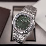 Đồng Hồ Patek Philippe Nautilus 5711/1300A-001 Rep 1:1 Chế Tác Vỏ Bạc Niềng Bezel Đính Đá Baguette Mặt Xanh Lá Dây Kim Loại