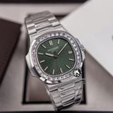 Đồng Hồ Patek Philippe Nautilus 5711/1300A-001 Rep 1:1 Chế Tác Vỏ Bạc Niềng Bezel Đính Đá Baguette Mặt Xanh Lá Dây Kim Loại