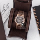 Đồng Hồ Patek Philippe Nautilus 5723/1R-010 Rep 1:1 Chế Tác Vỏ Vàng Hồng Niềng Bezel Đính Đá Baguette Mặt Nâu Dây Kim Loại