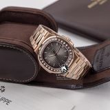 Đồng Hồ Patek Philippe Nautilus 5723/1R-010 Rep 1:1 Chế Tác Vỏ Vàng Hồng Niềng Bezel Đính Đá Baguette Mặt Nâu Dây Kim Loại