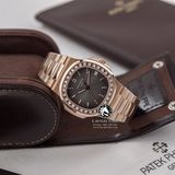 Đồng Hồ Patek Philippe Nautilus 5723/1R-010 Rep 1:1 Chế Tác Vỏ Vàng Hồng Niềng Bezel Đính Đá Baguette Mặt Nâu Dây Kim Loại
