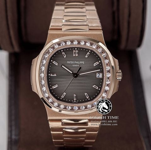 Đồng Hồ Patek Philippe Nautilus 5723/1R-010 Rep 1:1 Chế Tác Vỏ Vàng Hồng Niềng Bezel Đính Đá Baguette Mặt Nâu Dây Kim Loại