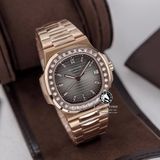 Đồng Hồ Patek Philippe Nautilus 5723/1R-010 Rep 1:1 Chế Tác Vỏ Vàng Hồng Niềng Bezel Đính Đá Baguette Mặt Nâu Dây Kim Loại