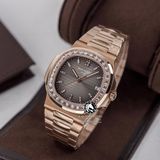 Đồng Hồ Patek Philippe Nautilus 5723/1R-010 Rep 1:1 Chế Tác Vỏ Vàng Hồng Niềng Bezel Đính Đá Baguette Mặt Nâu Dây Kim Loại