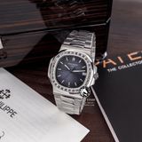 Đồng Hồ Patek Philippe Nautilus 5723 Rep 1:1 Chế Tác Vỏ Bạc Niềng Bezel Đính Đá Baguette Mặt Xanh Dương Dây Kim Loại
