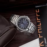 Đồng Hồ Patek Philippe Nautilus 5723 Rep 1:1 Chế Tác Vỏ Bạc Niềng Bezel Đính Đá Baguette Mặt Xanh Dương Dây Kim Loại