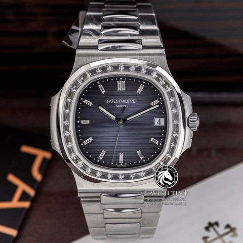 Đồng Hồ Patek Philippe Nautilus 5723 Rep 1:1 Chế Tác Vỏ Bạc Niềng Bezel Đính Đá Baguette Mặt Xanh Dương Dây Kim Loại