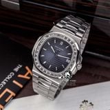 Đồng Hồ Patek Philippe Nautilus 5723 Rep 1:1 Chế Tác Vỏ Bạc Niềng Bezel Đính Đá Baguette Mặt Xanh Dương Dây Kim Loại