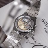 Đồng Hồ Patek Philippe Nautilus 5723 Rep 1:1 Chế Tác Vỏ Bạc Niềng Bezel Đính Đá Baguette Mặt Xanh Dương Dây Kim Loại