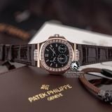 Đồng Hồ Patek Philippe Nautilus 5724/R-001 Rep 1:1 Chế Tác Vỏ Vàng Hồng Niềng Bezel Đính Đá Mặt Xám Dây Da