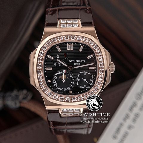 Đồng Hồ Patek Philippe Nautilus 5724/R-001 Rep 1:1 Chế Tác Vỏ Vàng Hồng Niềng Bezel Đính Đá Mặt Xám Dây Da