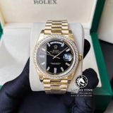 Đồng Hồ Rolex Day-Date 40mm 228348RBR Rep 1:1 Cao Cấp Vỏ Vàng Kim Niềng Bezel Đính Đá Mặt Đen Cọc Số Đính Đá Baguette Dây Kim Loại