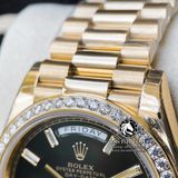 Đồng Hồ Rolex Day-Date 40mm 228348RBR Rep 1:1 Cao Cấp Vỏ Vàng Kim Niềng Bezel Đính Đá Mặt Đen Cọc Số Đính Đá Baguette Dây Kim Loại