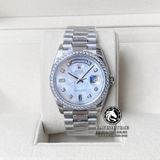 Đồng Hồ Rolex Day-Date 36mm 128349RBR-0004 Rep 1:1 Cao Cấp Vỏ Bạc Mặt Xà Cừ Trắng Niềng Bezel Đính Đá Dây Kim Loại
