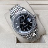 Đồng Hồ Rolex Day-Date 40mm 228349RBR Rep 1:1 Cao Cấp Vỏ Bạc Niềng Bezel Đính Đá Mặt Đen Cọc Số Đính Đá Baguette Dây Kim Loại
