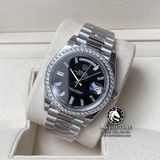 Đồng Hồ Rolex Day-Date 40mm 228349RBR Rep 1:1 Cao Cấp Vỏ Bạc Niềng Bezel Đính Đá Mặt Đen Cọc Số Đính Đá Baguette Dây Kim Loại