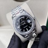 Đồng Hồ Rolex Day-Date 40mm 228349RBR Rep 1:1 Cao Cấp Vỏ Bạc Niềng Bezel Đính Đá Mặt Đen Cọc Số Đính Đá Baguette Dây Kim Loại