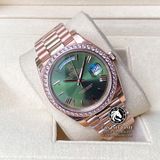 Đồng Hồ Rolex Day-Date 40mm 228345RBR Rep 1:1 Cao Cấp Vỏ Vàng Hồng Niềng Bezel Đinh Đá Mặt Xanh Lá Cọc Số La Mã Dây Kim Loại