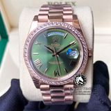 Đồng Hồ Rolex Day-Date 40mm 228345RBR Rep 1:1 Cao Cấp Vỏ Vàng Hồng Niềng Bezel Đinh Đá Mặt Xanh Lá Cọc Số La Mã Dây Kim Loại