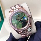Đồng Hồ Rolex Day-Date 40mm 228345RBR Rep 1:1 Cao Cấp Vỏ Vàng Hồng Niềng Bezel Đinh Đá Mặt Xanh Lá Cọc Số La Mã Dây Kim Loại