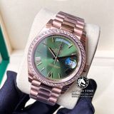Đồng Hồ Rolex Day-Date 40mm 228345RBR Rep 1:1 Cao Cấp Vỏ Vàng Hồng Niềng Bezel Đinh Đá Mặt Xanh Lá Cọc Số La Mã Dây Kim Loại