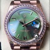 Đồng Hồ Rolex Day-Date 40mm 228345RBR Rep 1:1 Cao Cấp Vỏ Vàng Hồng Niềng Bezel Đinh Đá Mặt Xanh Lá Cọc Số La Mã Dây Kim Loại