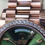 Đồng Hồ Rolex Day-Date 40mm 228345RBR Rep 1:1 Cao Cấp Vỏ Vàng Hồng Niềng Bezel Đinh Đá Mặt Xanh Lá Cọc Số La Mã Dây Kim Loại